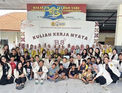 Mahasiswa KKN B8 UWKS Hadirkan Sinergi Pendidikan dan Ekonomi Digital UMKM di Sambikerep RW 4 Surabaya
