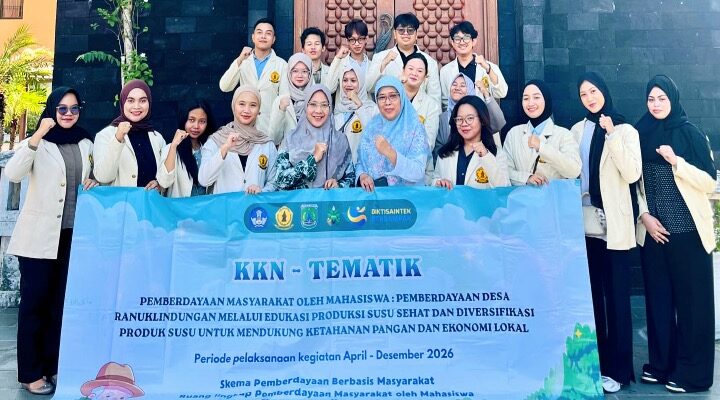 Tim KKN Tematik UWKS bersama Wakil Rektor I UWKS Dr. Ir. Endang Retno Wedowati, MT, usai prosesi pelepasan di lingkungan kampus Universitas Wijaya Kusuma Surabaya, Jumat (15/5/2026).