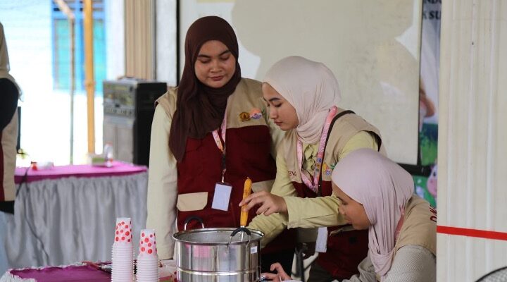 Tim mahasiswa KKN Tematik UWKS mempraktikkan pengolahan susu menjadi produk turunan dalam sesi pelatihan bagi warga Desa Ranuklindungan.