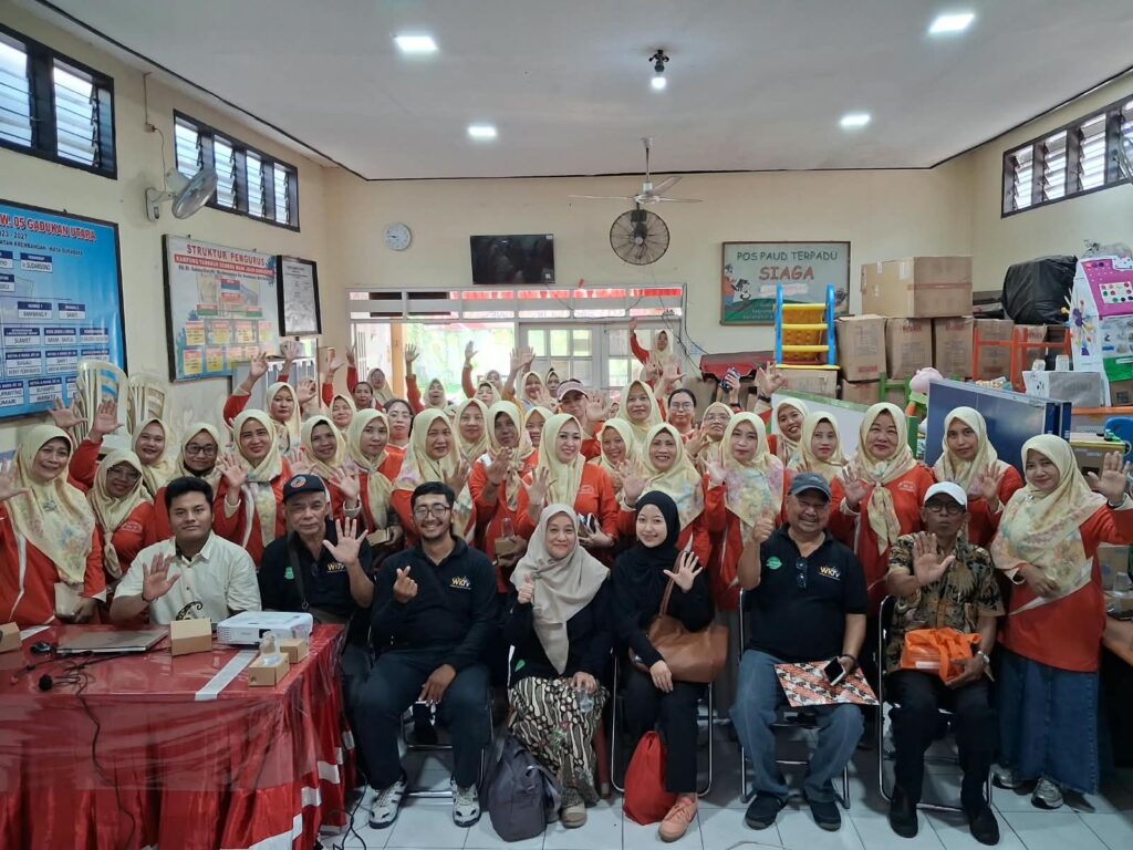 Penyuluhan Pembuatan Biopori dalam Upaya Meningkatkan Resapan Air Hujan dan Pembuatan Kompos secara Alami